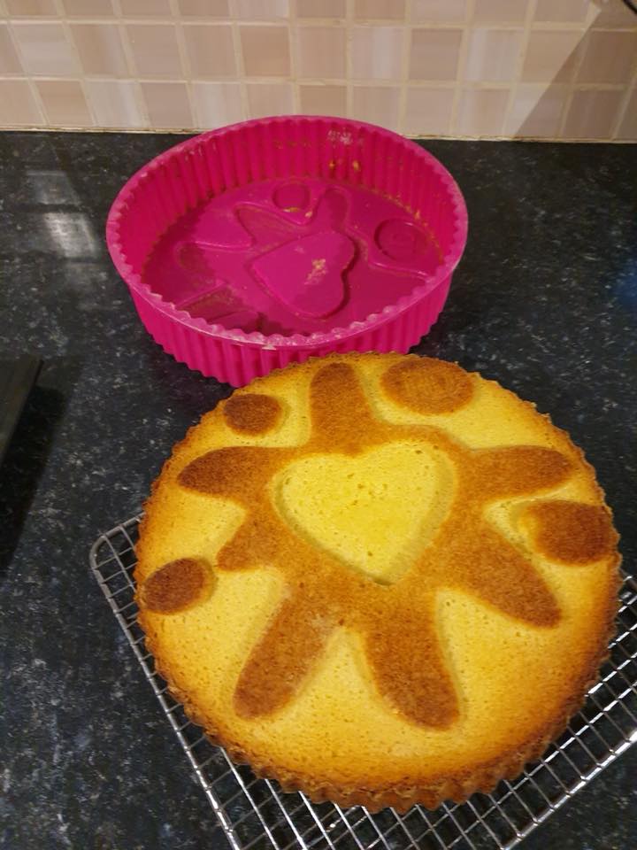 Jammie Dodger cake with mold